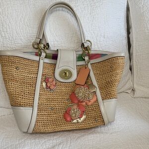 Coach Hamptons Straw Flower
Tote Coral Appliqué Floral
Embellished Handbag